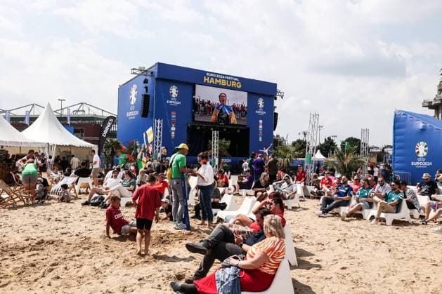 Fussball, UEFA EURO, EM, Europameisterschaft,Fussball 2024 Gruppe F - 2.Spieltag Georgien - Tschechien 22.06.2024, Fan Zone Heiligengeistfeld Beach Club mit Public Viewing in der Fanzone am Heiligengeistfeld in Hamburg, Fans schauen das Spiel Georgien gegen Tschechien Hamburg Fanzone Heiligengeistfeld Hamburg Deutschland