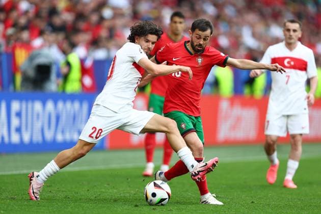 Turkey v Portugal 22 June 2024, Dortmund - UEFA EUROs - Group F - Turkey v Portugal - Ferdi Kadioglu of Turkey battles with Bernardo Silva of Portugal - Photo: Charlotte Wilson Offside. Dortmund Germany Copyright: xCharlottexWilsonx xOffsidexOffside