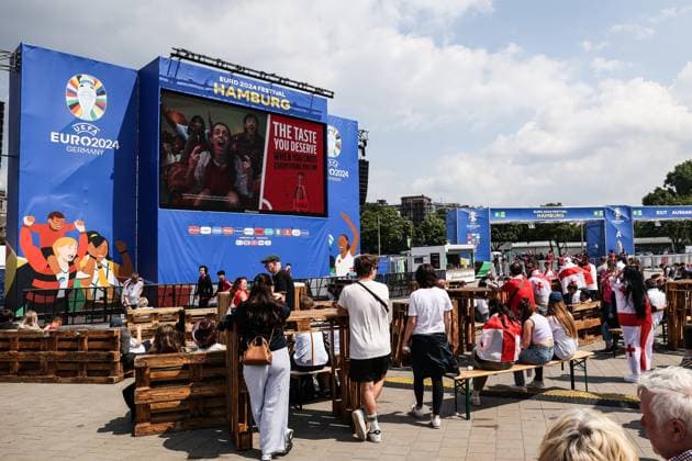 Fussball, UEFA EURO, EM, Europameisterschaft,Fussball 2024 Gruppe F - 2.Spieltag Georgien - Tschechien 22.06.2024, Fan Zone Heiligengeistfeld Publoic Viewing der der Fanzone am Heiligengeistfeld in Hamburg, UEFA EURO 2024 Branding mit Logo sind ebenfalls zu sehen Hamburg Fanzone Heiligengeistfeld Hamburg Deutschland
