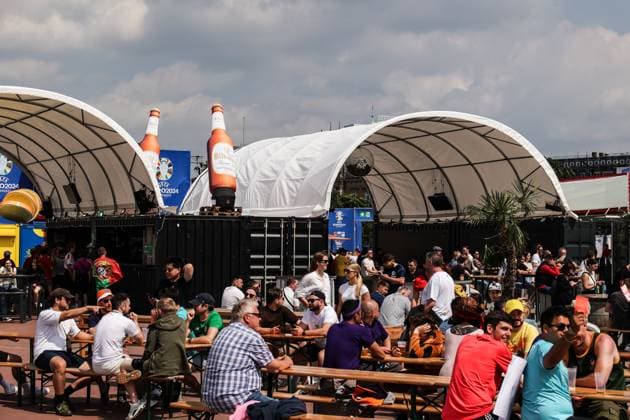 Fussball, UEFA EURO, EM, Europameisterschaft,Fussball 2024 Gruppe F - 2.Spieltag Georgien - Tschechien 22.06.2024, Fan Zone Heiligengeistfeld Sponsorenstand von Bitburger (offizieller Bierpartner der UEFA EURO 2024) Hamburg Fanzone Heiligengeistfeld Hamburg Deutschland