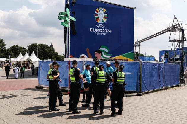 Fussball, UEFA EURO, EM, Europameisterschaft,Fussball 2024 Gruppe F - 2.Spieltag Georgien - Tschechien 22.06.2024, Fan Zone Heiligengeistfeld Polizisten auf dem Heiligengeistfeld, im Hintergrund das Logo der UEFA EURO 2024 Hamburg Fanzone Heiligengeistfeld Hamburg Deutschland