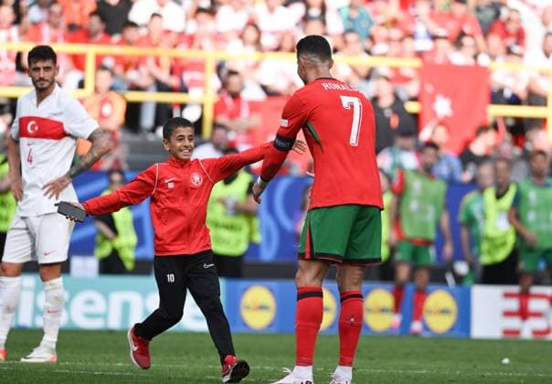 Ein kleiner Flitzer rennt in die Arme von Cristiano Ronaldo um ein Selfie zu machen 22.06.2024, Fussball Europameisterschaft 2024, Vorrunde, 2. Spieltag Türkei - Portugal Dortmund Signal Iduna Park Nordrhein Westfalen Deutschland