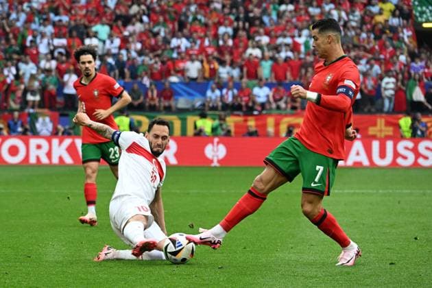 22.06.2024, xsltx, Fussball EM 2024, Türkei - Portugal emspor, v.l. Hakan Calhanoglu (Türkei Tuerkei) Cristiano Ronaldo (Portugal) Zweikampf, Aktion, action, battle for the ball (DFL DFB REGULATIONS PROHIBIT ANY USE OF PHOTOGRAPHS as IMAGE SEQUENCES and or QUASI-VIDEO) Dortmund
