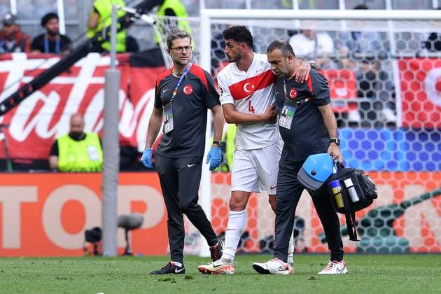 Fußball UEFA EURO, EM, Europameisterschaft,Fussball 2024 Gruppenphase 2. Spieltag Türkei - Portugal am 22.06.2024 im BVB Stadion Dortmund in Dortmund Samet Akaydin ( Türkei ) verlässt verletzt den Platz Verletzung