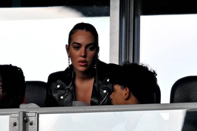 22.06.2024, xsltx, Fussball EM 2024, Türkei - Portugal emspor, v.l. Georgina Rodriguez Freundin von Cristiano Ronaldo (Portugal) mit Sohn Ronaldo Junior (DFL DFB REGULATIONS PROHIBIT ANY USE OF PHOTOGRAPHS as IMAGE SEQUENCES and or QUASI-VIDEO) Dortmund