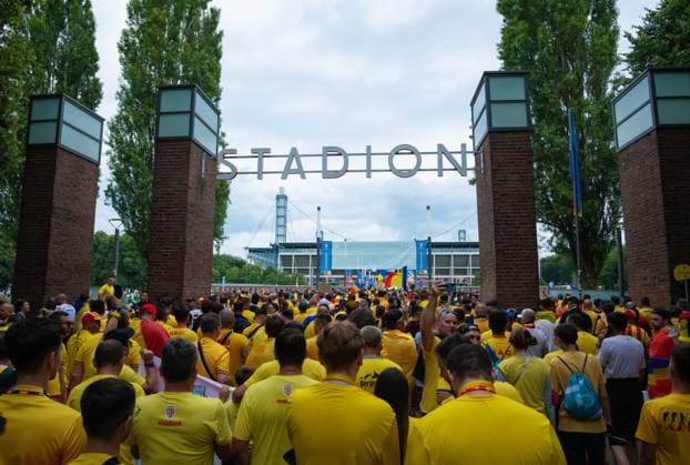 Fans von Rumaenien laufen zum Stadion, UEFA EURO, EM, Europameisterschaft,Fussball 2024 - Group E, Belgium vs Romania, Stadion Köln am 22. June 2024 in Köln, Deutschland. (Foto von Silas Schueller DeFodi Images) Fans of Romania walk to the stadium, UEFA EURO 2024 - Group E, Belgium vs Romania, Cologne Stadium on June 22, 2024 in Cologne, Germany. (Photo by Silas Schueller DeFodi Images) Defodi-738_738_BELROU_20240622_121