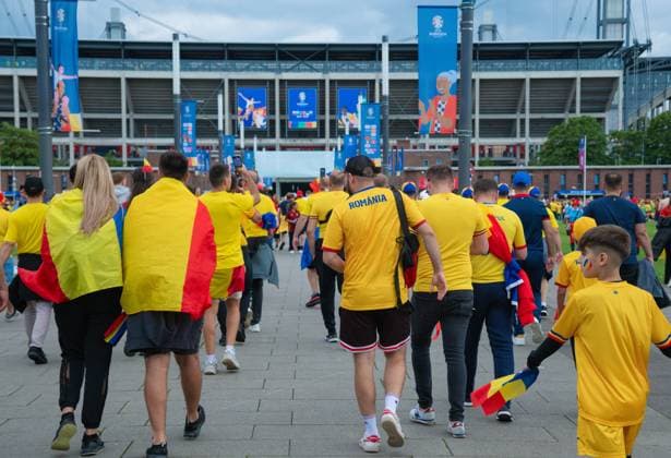 Rumaenische Fans laufen zum Stadion, UEFA EURO, EM, Europameisterschaft,Fussball 2024 - Group E, Belgium vs Romania, Stadion Köln am 22. June 2024 in Köln, Deutschland. (Foto von Silas Schueller DeFodi Images) Fans of Romania walk to the stadium, UEFA EURO 2024 - Group E, Belgium vs Romania, Cologne Stadium on June 22, 2024 in Cologne, Germany. (Photo by Silas Schueller DeFodi Images) Defodi-738_738_BELROU_20240622_118