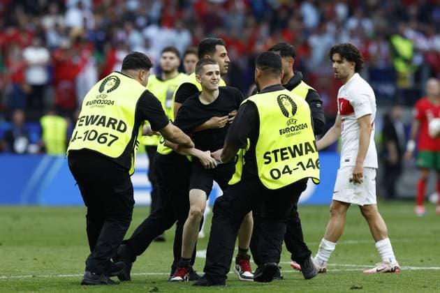 DORTMUND, Signal Iduna Park, 22-06-2024 , European Football Championship Euro2024, Group stage match no.23 between Turkiye and Portugal. young supporter on the pitch Turkiye - Portugal (Euro2024)  x25566667x Copyright: