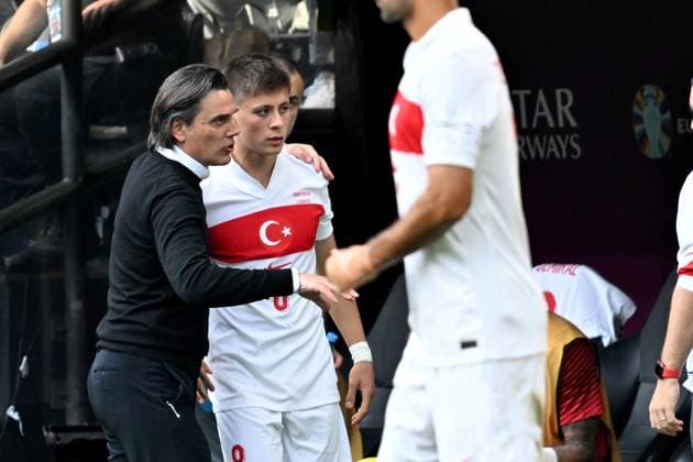 22.06.2024, xsltx, Fussball EM 2024, Türkei - Portugal emspor, v.l. Einwechslung Arda Güler (Türkei Tuerkei) mit Trainer Head Coach Vincenzo Montella (Türkei Tuerkei) (DFL DFB REGULATIONS PROHIBIT ANY USE OF PHOTOGRAPHS as IMAGE SEQUENCES and or QUASI-VIDEO) Dortmund