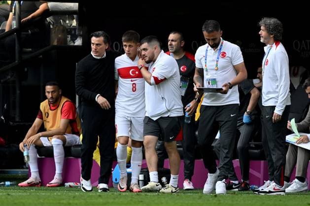 22.06.2024, xsltx, Fussball EM 2024, Türkei - Portugal emspor, v.l. Einwechslung Arda Güler (Türkei Tuerkei) mit Trainer Head Coach Vincenzo Montella (Türkei Tuerkei) (DFL DFB REGULATIONS PROHIBIT ANY USE OF PHOTOGRAPHS as IMAGE SEQUENCES and or QUASI-VIDEO) Dortmund