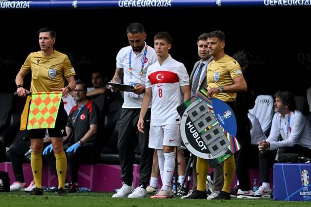 22.06.2024, xsltx, Fussball EM 2024, Türkei - Portugal emspor, v.l. Einwechslung Arda Güler (Türkei Tuerkei) Vierter Offizieller Schiedsrichter Gil Manzano, Jesus (Spanien) (DFL DFB REGULATIONS PROHIBIT ANY USE OF PHOTOGRAPHS as IMAGE SEQUENCES and or QUASI-VIDEO) Dortmund
