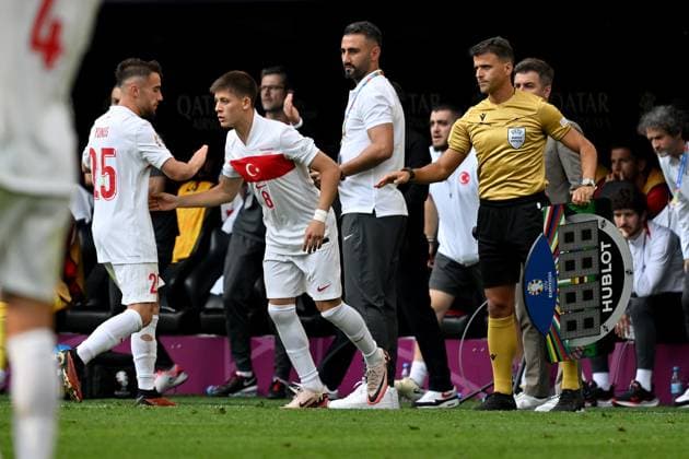 22.06.2024, xsltx, Fussball EM 2024, Türkei - Portugal emspor, v.l. Einwechslung Arda Güler (Türkei Tuerkei) Vierter Offizieller Schiedsrichter Gil Manzano, Jesus (Spanien) Yunus Akgün (Türkei Tuerkei) (DFL DFB REGULATIONS PROHIBIT ANY USE OF PHOTOGRAPHS as IMAGE SEQUENCES and or QUASI-VIDEO) Dortmund