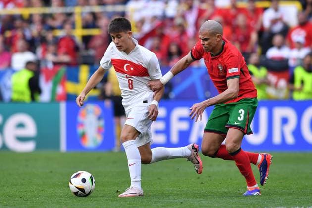 Fußball UEFA EURO, EM, Europameisterschaft,Fussball 2024 Gruppenphase 2. Spieltag Türkei - Portugal am 22.06.2024 im BVB Stadion Dortmund in Dortmund Arda Güler ( Türkei ), links - Pepe ( Portugal ), rechts