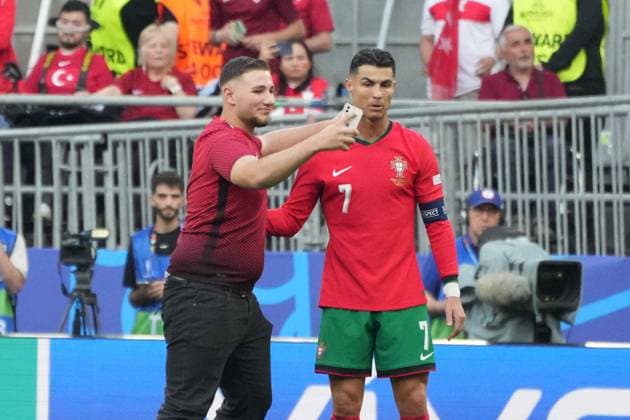 Flitzer rennt zu Cristiano Ronaldo (Portugal, 07) und will mit seinem Handy ein Selfie mit ihm machen - Dortmund 22.06.2024: Türkei vs. Portugal, EURO2024 M23, Gruppe F, EM-Arena Dortmund