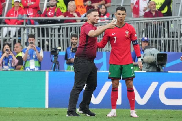 Flitzer rennt zu Cristiano Ronaldo (Portugal, 07) und will mit seinem Handy ein Selfie mit ihm machen - Dortmund 22.06.2024: Türkei vs. Portugal, EURO2024 M23, Gruppe F, EM-Arena Dortmund