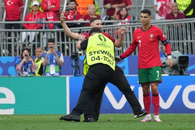 Flitzer rennt zu Cristiano Ronaldo (Portugal, 07) und will mit seinem Handy ein Selfie mit ihm machen - Dortmund 22.06.2024: Türkei vs. Portugal, EURO2024 M23, Gruppe F, EM-Arena Dortmund