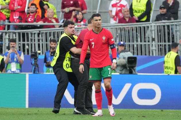Flitzer rennt zu Cristiano Ronaldo (Portugal, 07) und will mit seinem Handy ein Selfie mit ihm machen - Dortmund 22.06.2024: Türkei vs. Portugal, EURO2024 M23, Gruppe F, EM-Arena Dortmund
