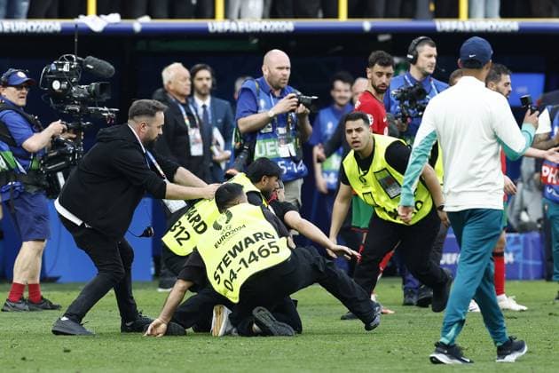 DORTMUND, Signal Iduna Park, 22-06-2024 , European Football Championship Euro2024, Group stage match no.23 between Turkiye and Portugal. supporter on th epitch Turkiye - Portugal (Euro2024)  x25566792x Copyright: