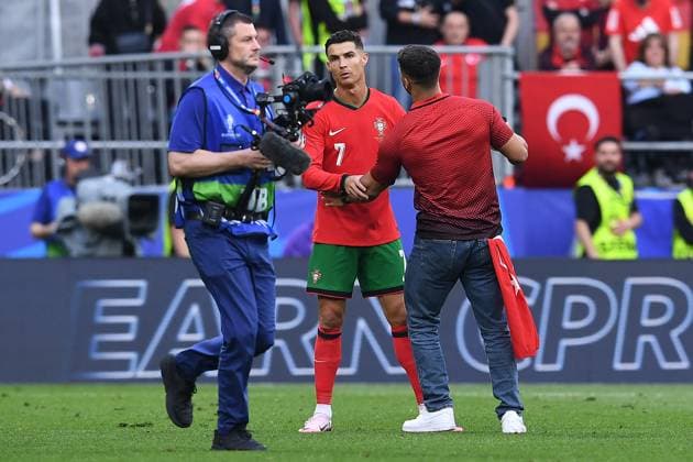 Fußball UEFA EURO, EM, Europameisterschaft,Fussball 2024 Gruppenphase 2. Spieltag Türkei - Portugal am 22.06.2024 im BVB Stadion Dortmund in Dortmund Flitzer und Cristiano Ronaldo ( Portugal )