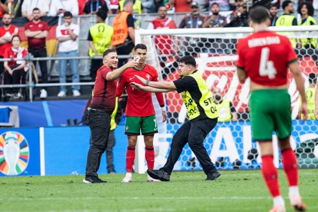 GER, Euro 2024, Group F, Türkei (TUR) vs Portugal (PRT), 22.06.2024, BVB Stadion Dortmund Signal Iduna Park, Dortmund, GER, Euro 2024, Group F, Türkei (TUR) vs Portugal (PRT), Im Bild: Flitzer stürmt den Platz, macht ein Selfie mir Cristiano Ronaldo (Portugal PRT, 7)