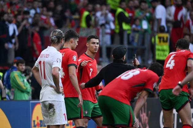 Cristiano Ronaldo (Portugal) wurde mehrfach von Selfie Flitzern bedrängt 22.06.2024, Fussball Europameisterschaft 2024, Vorrunde, 2. Spieltag Türkei - Portugal Dortmund Signal Iduna Park Nordrhein Westfalen Deutschland