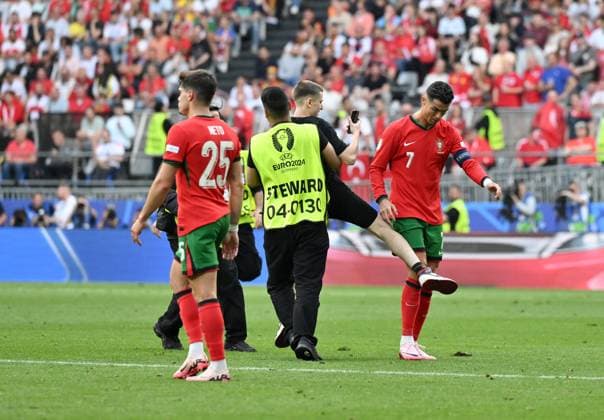 Cristiano Ronaldo (Portugal) wurde mehrfach von Selfie Flitzern bedrängt 22.06.2024, Fussball Europameisterschaft 2024, Vorrunde, 2. Spieltag Türkei - Portugal Dortmund Signal Iduna Park Nordrhein Westfalen Deutschland