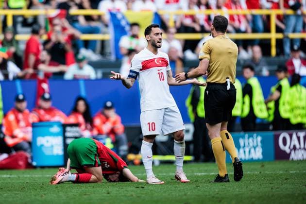 UEFA EURO 2024: Türkei - Portugal; 22.06.2024 Hakan Calhanoglu (Türkei, 10) diskutiert mit Schiedsrichter Felix Zwayer (GER) UEFA EURO 2024: Türkei - Portugal; BVB Stadion Dortmund, Dortmund am 22.06.2024 Copyright: xBEAUTIFULxSPORTS Wunderlx