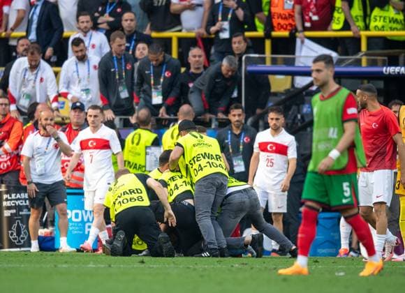 Fussball, Herren, Saison 2023 24, Euro 2024 Gruppe F (2. Spieltag) in Dortmund, Türkei - Portugal, Ordner überwältigen nach Abpfiff einen Flitzer, der wegen Cristiano Ronaldo (nicht im Bild, Portugal) auf den Platz stürmte, 22.06. 2024, Copyright: xSebastianxRäppold MatthiasxKochx