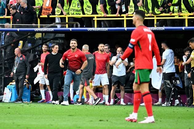22.06.2024, xsltx, Fussball EM 2024, Türkei - Portugal emspor, v.l. Ein Flitzer bei Cristiano Ronaldo (Portugal) möchte ein Selfie machen (DFL DFB REGULATIONS PROHIBIT ANY USE OF PHOTOGRAPHS as IMAGE SEQUENCES and or QUASI-VIDEO) Dortmund