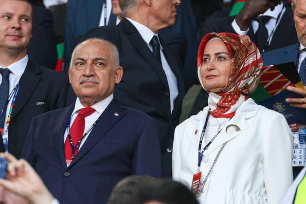 EM 2024: Türkei - Portugal am 22.06.2024 in dem BVB Stadion Dortmund in Dortmund Mehmet Büyükeksi Bueyuekeksi (Präsident des türkischen Fussballverbands) mit seiner Frau