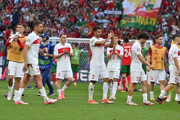 22.06.2024, xsltx, Fussball EM 2024, Türkei - Portugal emspor, v.l. Spieler der Türkei traurig, enttäuscht, frustriert, niedergeschlagen (DFL DFB REGULATIONS PROHIBIT ANY USE OF PHOTOGRAPHS as IMAGE SEQUENCES and or QUASI-VIDEO) Dortmund
