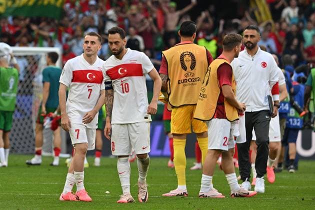 22.06.2024, xsltx, Fussball EM 2024, Türkei - Portugal emspor, v.l. Spieler der Türkei traurig, enttäuscht, frustriert, niedergeschlagen mit Muhammed Kerem Aktürkoglu (Türkei Tuerkei) Hakan Calhanoglu (Türkei Tuerkei) (DFL DFB REGULATIONS PROHIBIT ANY USE OF PHOTOGRAPHS as IMAGE SEQUENCES and or QUASI-VIDEO) Dortmund