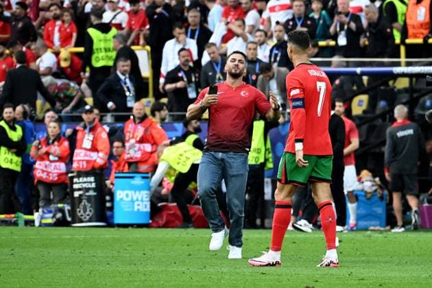 22.06.2024, xsltx, Fussball EM 2024, Türkei - Portugal emspor, v.l. Ein Flitzer bei Cristiano Ronaldo (Portugal) möchte ein Selfie machen (DFL DFB REGULATIONS PROHIBIT ANY USE OF PHOTOGRAPHS as IMAGE SEQUENCES and or QUASI-VIDEO) Dortmund