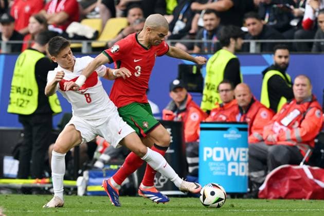 Dortmund - (l-r) Arda Guler of Turkey, Pepe of Portugal during the UEFA EURO, EM, Europameisterschaft,Fussball 2024 group F match between Turkey and Portugal at BVB Stadium Dortmund on June 22, 2024 in Dortmund, Germany. ANP Hollandse Hoogte UEFA EURO 2024 2024 xVIxANPxSportx xGerritxvanxKeulenxIVx 501784732 originalFilename: 501784732.jpg
