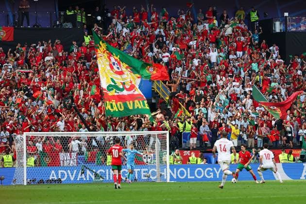BVB Stadion Dortmund, Dortmund Saturday, June 22, 2024 UEFA EURO, EM, Europameisterschaft,Fussball 2024 Germany, Group F stage Matchday 2 Türkiye - Portugal, Vitinha (Portugal) Spielszene, im Hintergrung die Fans of Portugal show their support, Fans, Stimmung, Schals, Trikots, Emotionen, Adeptos durante o jogo, Copyright: JoaquimxFerreira