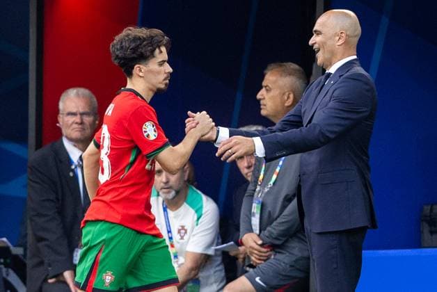Turkiye v Portugal - UEFA EURO, EM, Europameisterschaft,Fussball 2024 Trener Roberto Martinez is thanking Vitinha for his performance show during the UEFA Euro 2024 Group F match between Turkiye v Portugal, at the BVB Stadion Dortmund in Dortmund, Germany, on June 22, 2024. Dortmund Germany  Copyright: xAndrzejxIwanczukx originalFilename:iwanczuk-turkiyev240622_npFtu.jpg