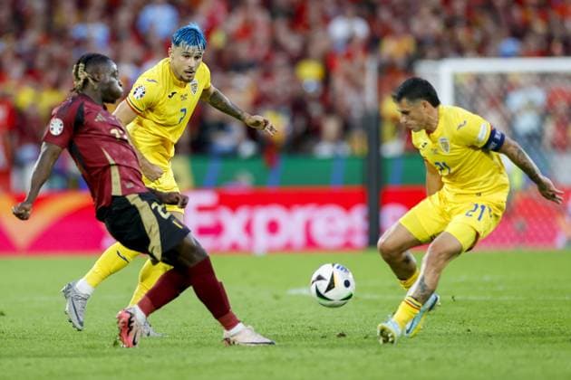 COLOGNE, RheinEnergieStadium , 22-06-2024 , European Football Championship Euro2024, Group stage match no.22 between Belgium and Romania. Belgium player Jeremy Doku and Romania player Andrei Ratiu and Romania player Nicolae Stanciu Belgium - Romania (Euro2024)  x25568064x Copyright: