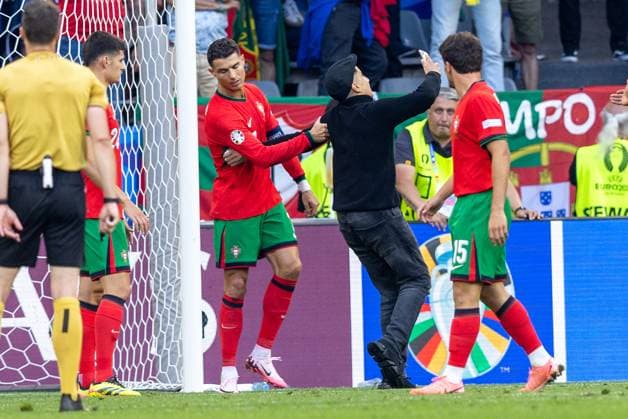 Turkiye v Portugal - UEFA EURO, EM, Europameisterschaft,Fussball 2024 Cristiano Ronaldo is frustrated by another fan who wants to take a picture with him during the UEFA Euro 2024 Group F match between Turkey and Portugal, at the BVB Stadion Dortmund in Dortmund, Germany, 22 June 2024. Dortmund Germany  Copyright: xAndrzejxIwanczukx originalFilename:iwanczuk-turkiyev240622_npuso.jpg