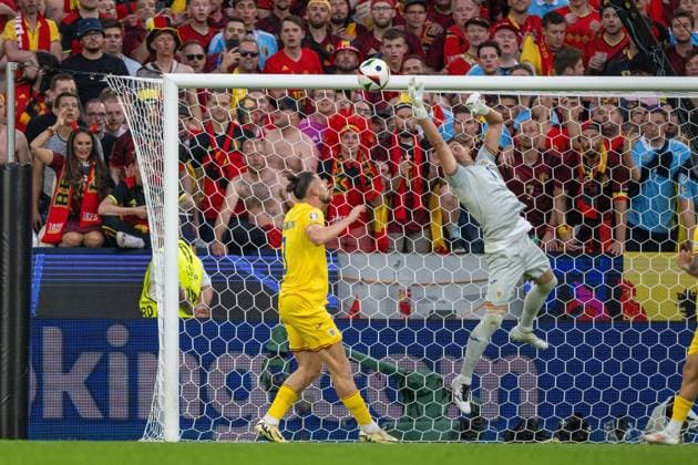 GER, EURO 2024, Group E, Belgien (BEL) vs Rumänien (ROU) 22.06.2024, Cologne Stadium, Koeln, GER, EURO 2024, Group E, Belgien (BEL) vs Rumänien (ROU) Im Bild: Florin Nita (Rumänien ROU, 01); mit Ball; im Zweikampf, Duell, Dynamik, Aktion, Action, Spielszene; Gestik, Mimik, Emotionen;