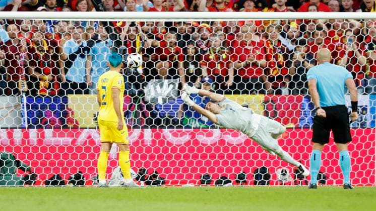 22.06.2024, Fussball, Euro 2024, Vorrunde, Belgien - Rumaenien, GER, Koeln, Cologne Stadium Bild: v. li. Torwart, Goalkeeper Florin Nita (Romania, 1) pariert einen Schuss. Copyright: HMBxMedia xHeikoxBecker