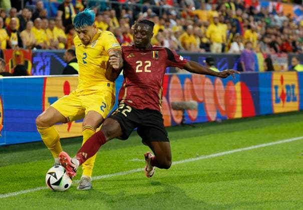 22.06.2024, Fussball, Euro 2024, Vorrunde, Belgien - Rumaenien, GER, Koeln, Cologne Stadium Bild: v. li. Andrei Ratiu (Romania, 2) und Jeremy Doku (Belgium, 22). Copyright: HMBxMedia xHeikoxBecker