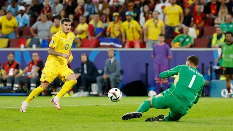 22.06.2024, Fussball, Euro 2024, Vorrunde, Belgien - Rumaenien, GER, Koeln, Cologne Stadium Bild: v. li. Valentin Mihaila (Romania, 13) und Torwart, Goalkeeper Koen Casteels (Belgium, 1), Copyright: HMBxMedia xHeikoxBecker