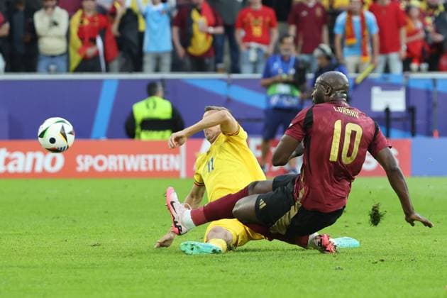Torchance Romelu Lukaku (Belgien, Nr. 10) gegen Nicusor Bancu (Rumänien, Nr. 11) , Vorrundenspiel M22, BEL - ROU, Gruppe E, Fussball Europameisterschaft, Belgien gegen Rumänien, European Football Championship, Belgium vs. Romania, Köln, 22.06.2024, -