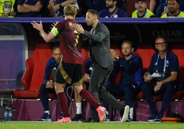 Belgium v Romania: Group E - UEFA EURO, EM, Europameisterschaft,Fussball 2024 Domenico Tedesco, Head Coach of Belgium and Kevin De Bruyne of Belgium celebrate during the UEFA EURO 2024 group stage match between Belgium and Romania at Cologne Stadium on June 22, 2024 in Cologne, Germany. Cologne Cologne Stadium Germany Germany Copyright: xRichardxSellers Sportsphoto APLx 14042172