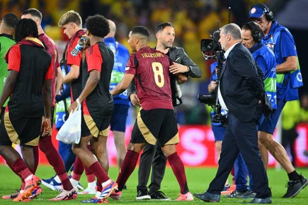 Belgium v Romania Group E - UEFA EURO, EM, Europameisterschaft,Fussball 2024 COLOGNE, GERMANY - JUNE 22 : Tedesco Domenico head coach of Belgium celebrates with Tielemans Youri midfielder of Belgium during the UEFA EURO 2024 European Football Championship tournament group E stage match between Belgium and Romania at Cologne Stadium on June 22, 2024 in Cologne, Germany, 22 06 2024 Cologne Germany  Copyright: xVincentxKalutx