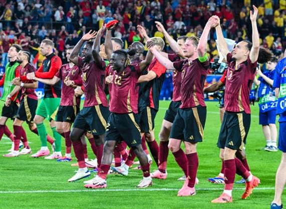Orel Mangala (Belgium), Jeremy Doku (Belgium), Kevin De Bruyne (Belgium) und Arthur Theate (Belgium) bejubelt den Sieg waehrend des Spiels der UEFA EURO, EM, Europameisterschaft,Fussball 2024 - Gruppe E zwischen Belgien und Rumänien, Stadion Köln am 22. June 2024 in Köln, Deutschland. (Foto von ) Orel Mangala (Belgium), Jeremy Doku (Belgium), Kevin De Bruyne (Belgium) und Arthur Theate (Belgium) celebrates the win during the UEFA EURO 2024 - Group E match between Belgium and Romania at Cologne Stadium on June 22, 2024 in Cologne, Germany. (Photo by ) Defodi-738_738_BELROU_20240622_268
