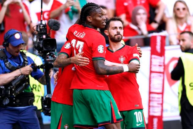 BERNARDO SILVA Team Portugal jubelt nach seinem Tor zum 0 : 1 mit LEAO Rafael UEFA Fussball EURO 2024 in Deutschland Vorrundenspiel Gruppe F Tuerkei - Portugal 0 : 3 am 22.06.2024 in Dortmund DFL REGULATIONS PROHIBIT ANY USE OF PHOTOGRAPHS as IMAGE SEQUENCES and or QUASI-VIDEO Copyright: xLacixPerenyix