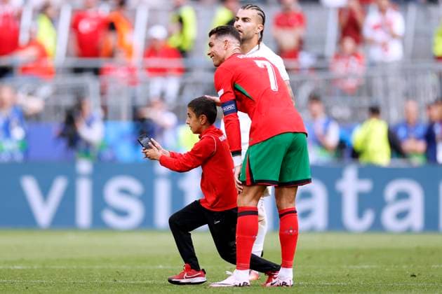 RONALDO Cristiano Kapitaen Team Portugal mit dem ersten selfie Flitzer bereit zum Foto mit Handy UEFA Fussball EURO 2024 in Deutschland Vorrundenspiel Gruppe F Tuerkei - Portugal 0 : 3 am 22.06.2024 in Dortmund DFL REGULATIONS PROHIBIT ANY USE OF PHOTOGRAPHS as IMAGE SEQUENCES and or QUASI-VIDEO Copyright: xLacixPerenyix