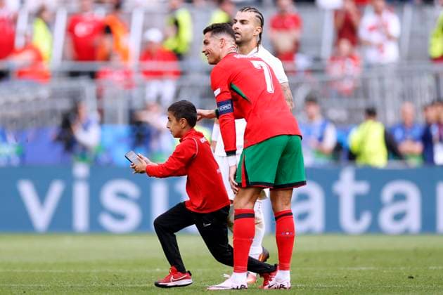 RONALDO Cristiano Kapitaen Team Portugal mit dem ersten selfie Flitzer bereit zum Foto mit Handy UEFA Fussball EURO 2024 in Deutschland Vorrundenspiel Gruppe F Tuerkei - Portugal 0 : 3 am 22.06.2024 in Dortmund DFL REGULATIONS PROHIBIT ANY USE OF PHOTOGRAPHS as IMAGE SEQUENCES and or QUASI-VIDEO Copyright: xLacixPerenyix