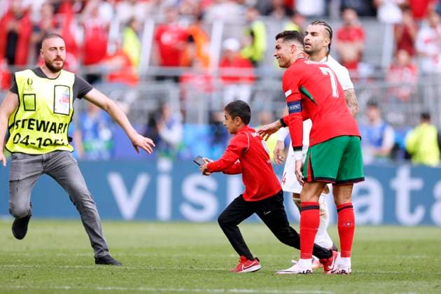 RONALDO Cristiano Kapitaen Team Portugal mit dem ersten selfie Flitzer bereit zum Foto mit Handy UEFA Fussball EURO 2024 in Deutschland Vorrundenspiel Gruppe F Tuerkei - Portugal 0 : 3 am 22.06.2024 in Dortmund DFL REGULATIONS PROHIBIT ANY USE OF PHOTOGRAPHS as IMAGE SEQUENCES and or QUASI-VIDEO Copyright: xLacixPerenyix